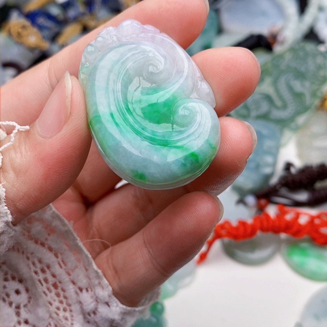 颈饰未镶嵌翡翠心**钰如意