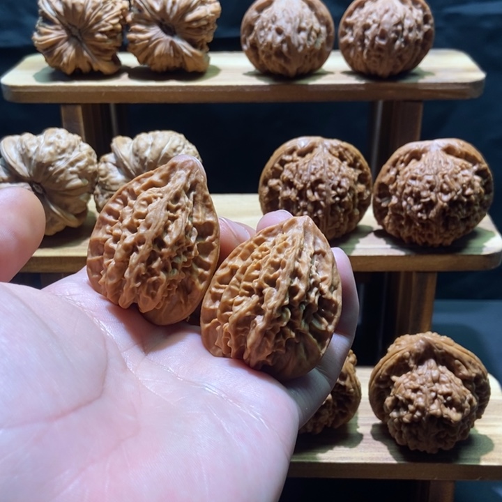 文玩核桃吊坠野生柳叶鸡心36