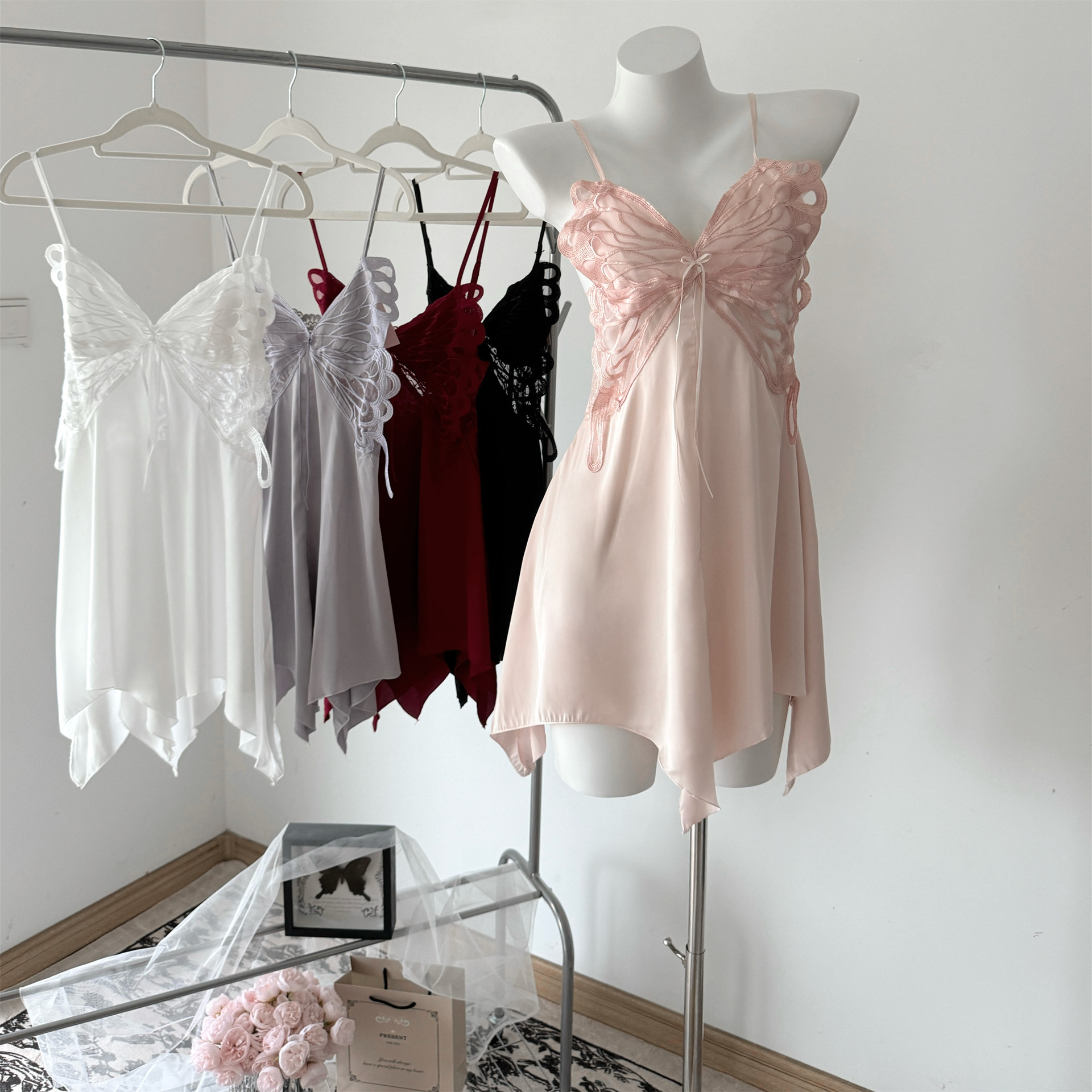 性感蕾丝蝴蝶吊带睡裙纯欲风镂空露背带胸垫睡衣法式显瘦女士气质