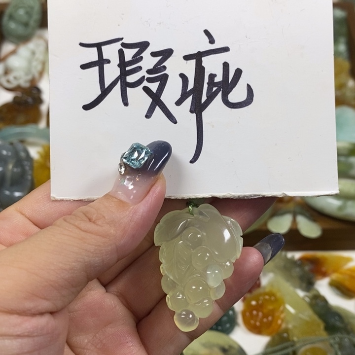 未镶嵌蛇纹石玉吊坠