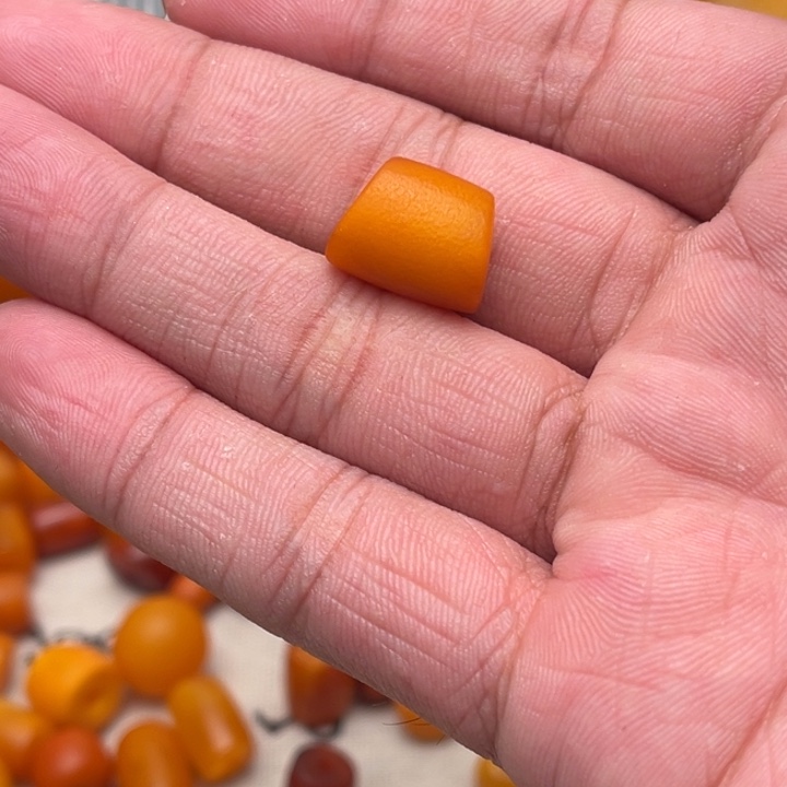 孙***～琥珀未镶嵌裸石蜜蜡马蹄