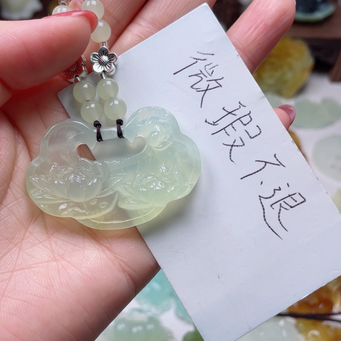 蛇纹石玉颈饰未镶嵌