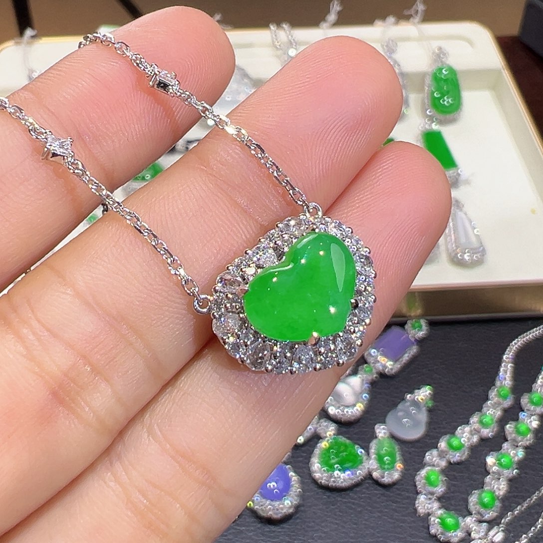 翡翠18K金镶嵌颈饰