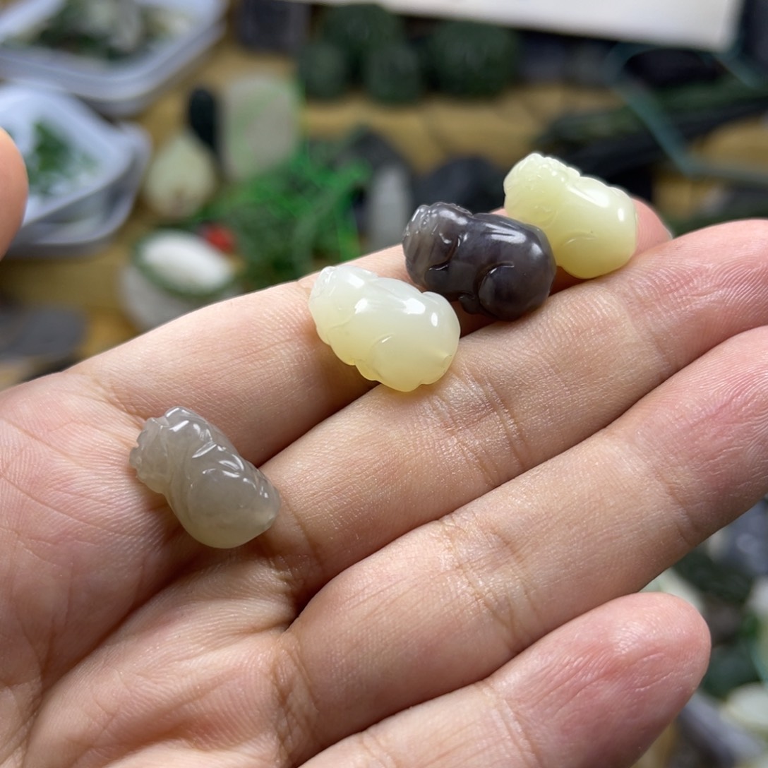 和田玉未镶嵌颈饰貔貅 