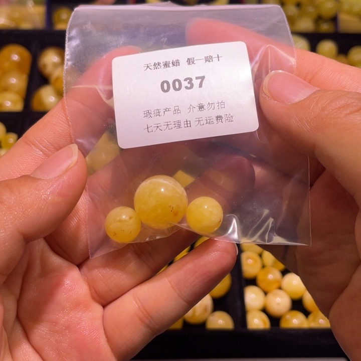 小***弥蜜蜡未镶嵌裸石微瑕10两颗，15一颗