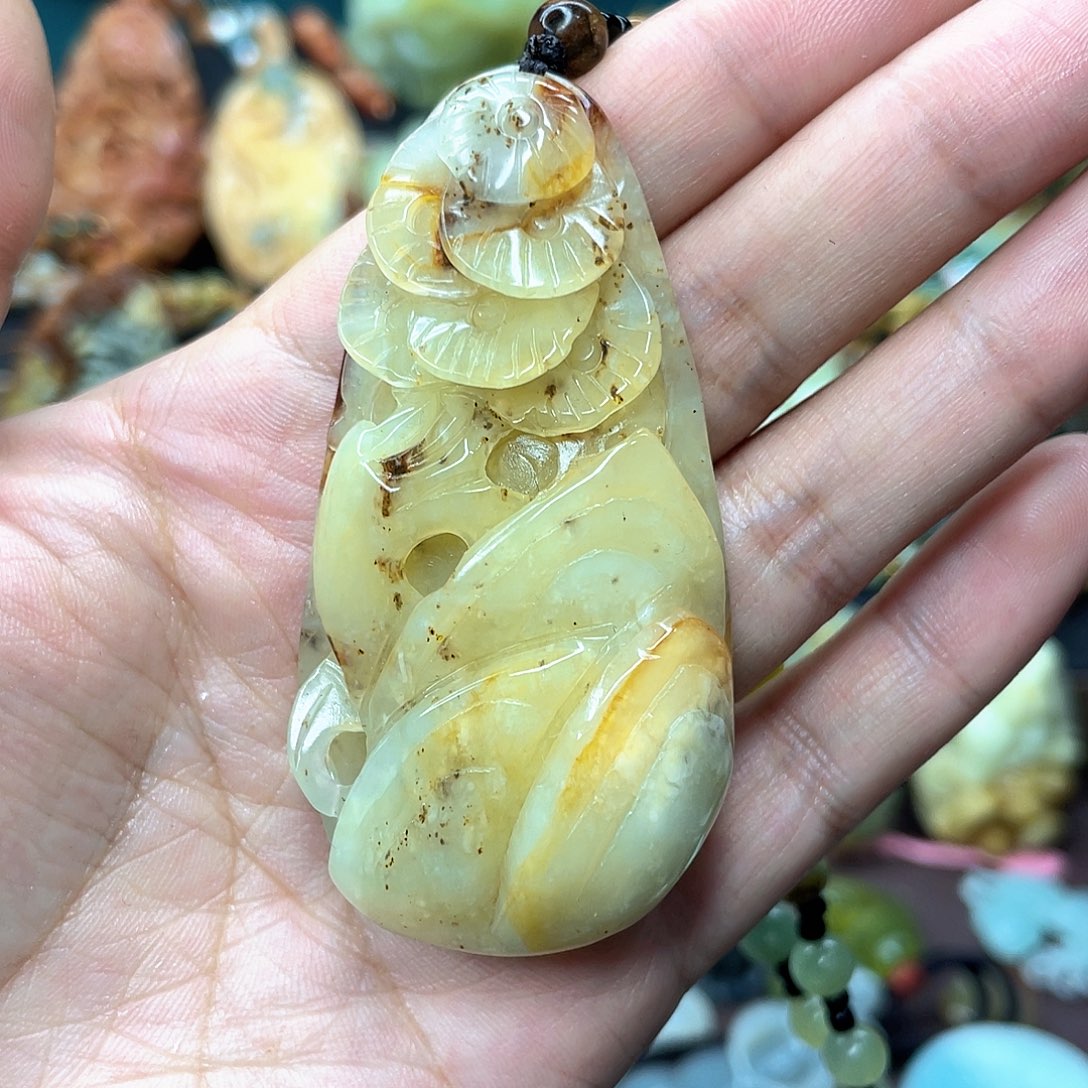 蛇纹石玉颈饰未镶嵌
