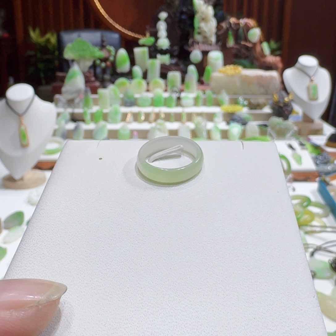 和田玉和田玉翠青白加绿戒圈卡18未镶嵌