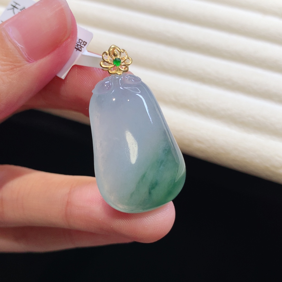 翡翠18K金镶嵌颈饰瓜