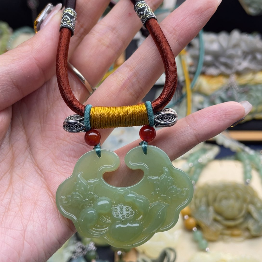 蛇纹石玉颈饰未镶嵌