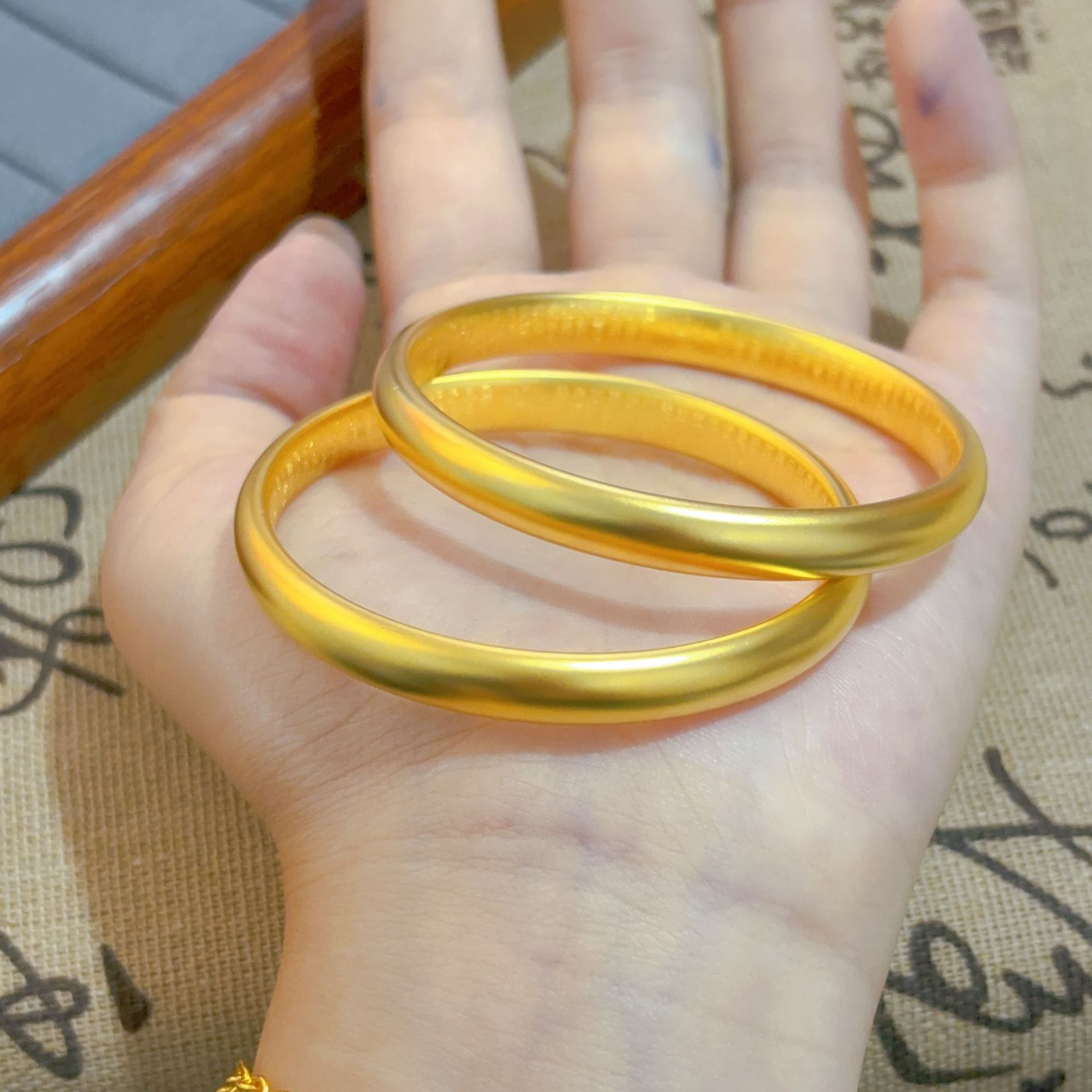 合金手镯 精品工艺古法泥鳅背莲花心经手镯轻奢简约实心婚庆手镯