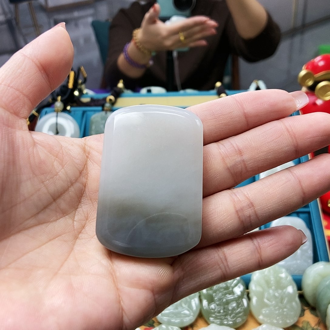 和田玉颈饰未镶嵌落****?