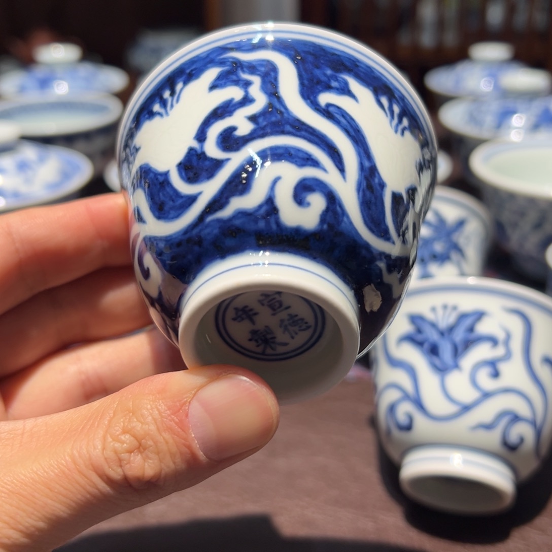 杯青花留白暗刻宣草纹铃铛杯口径约7.6厘米