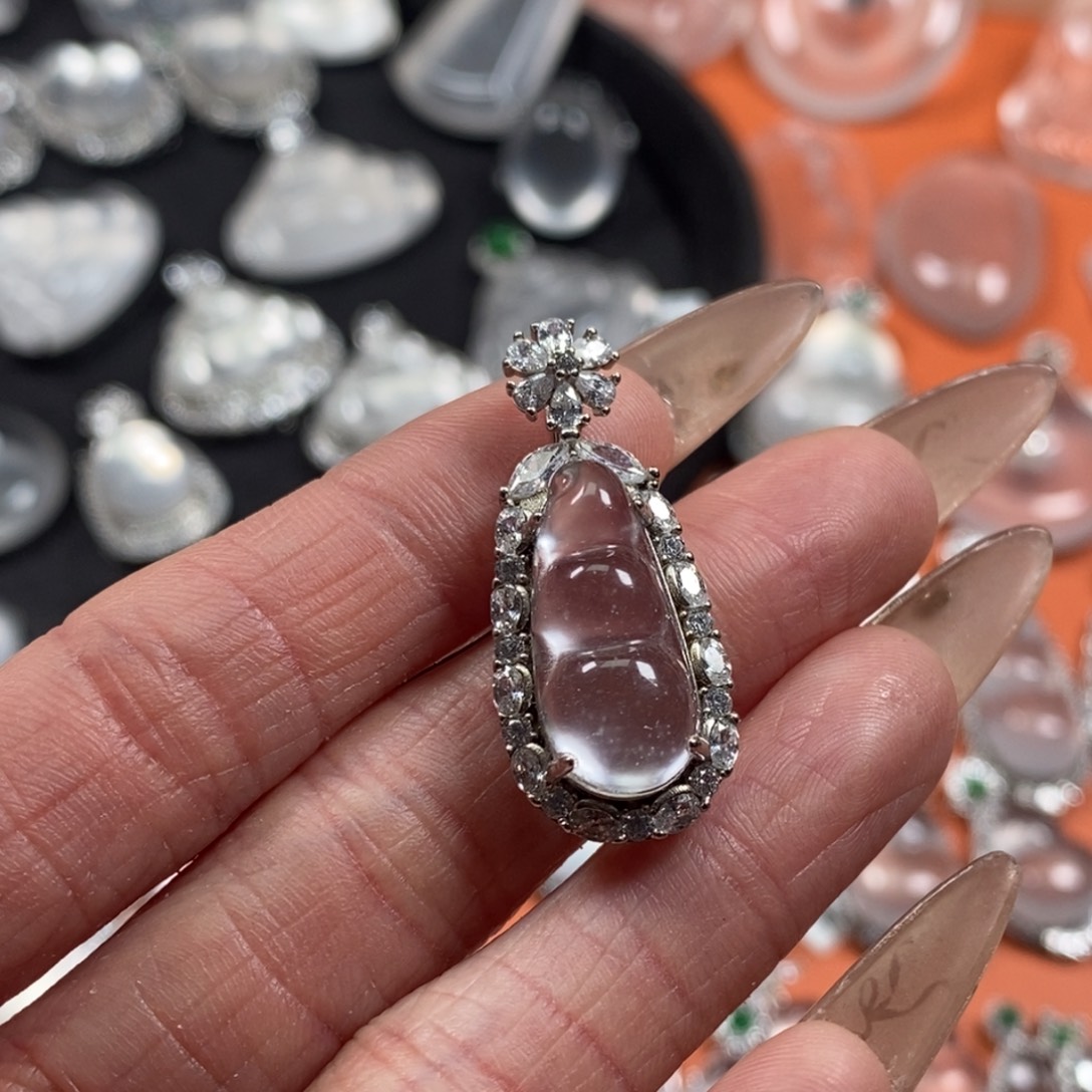 李***石英质玉银S925镶嵌颈饰黑钢雪花福豆