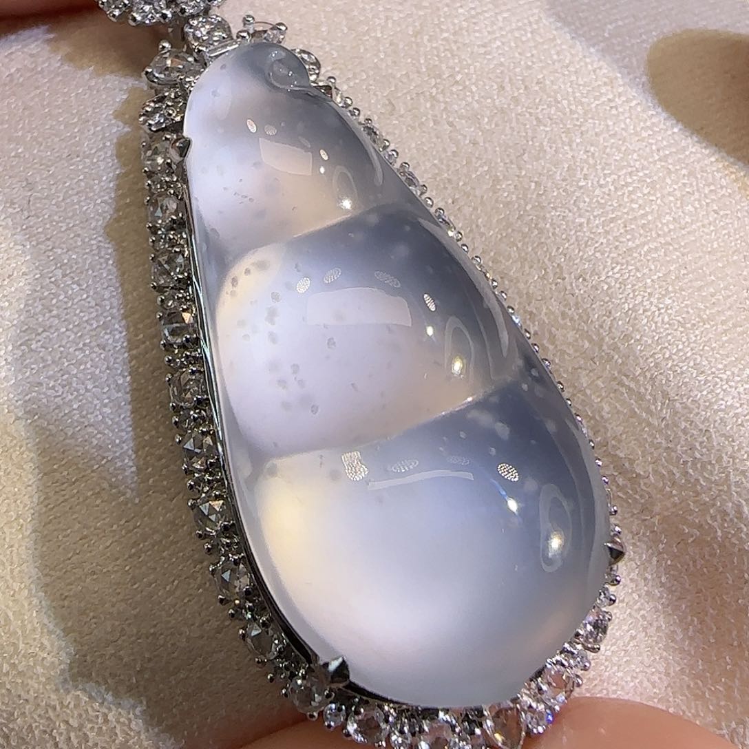 翡翠颈饰18K金镶嵌。