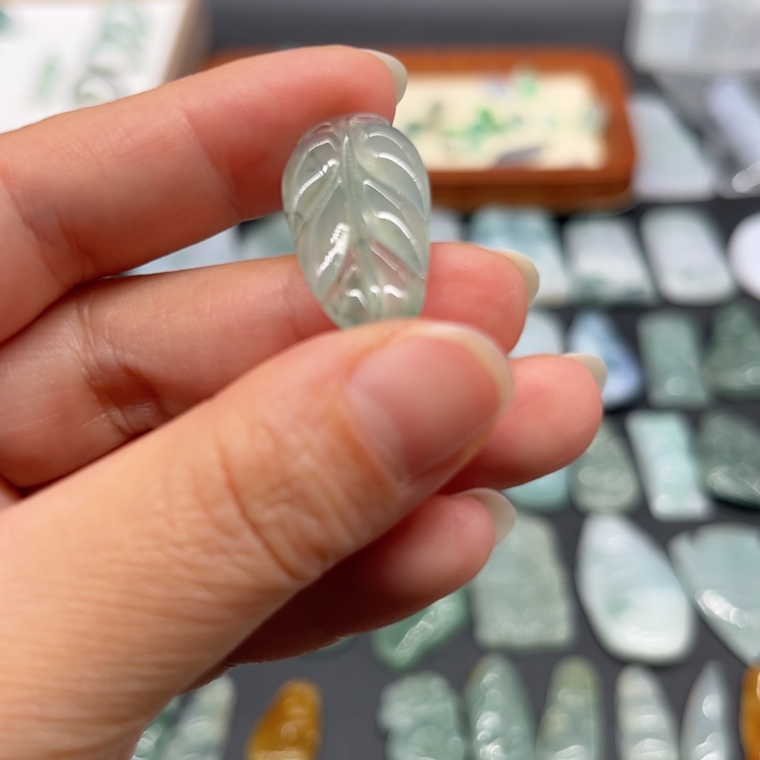 翡翠未镶嵌颈饰叶子