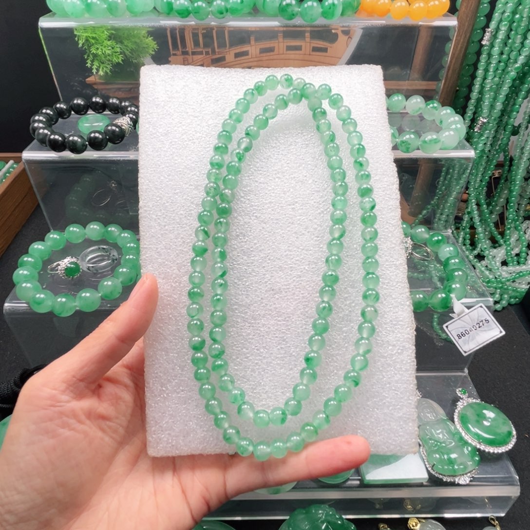 石英质玉（非洲翠）未镶嵌颈饰