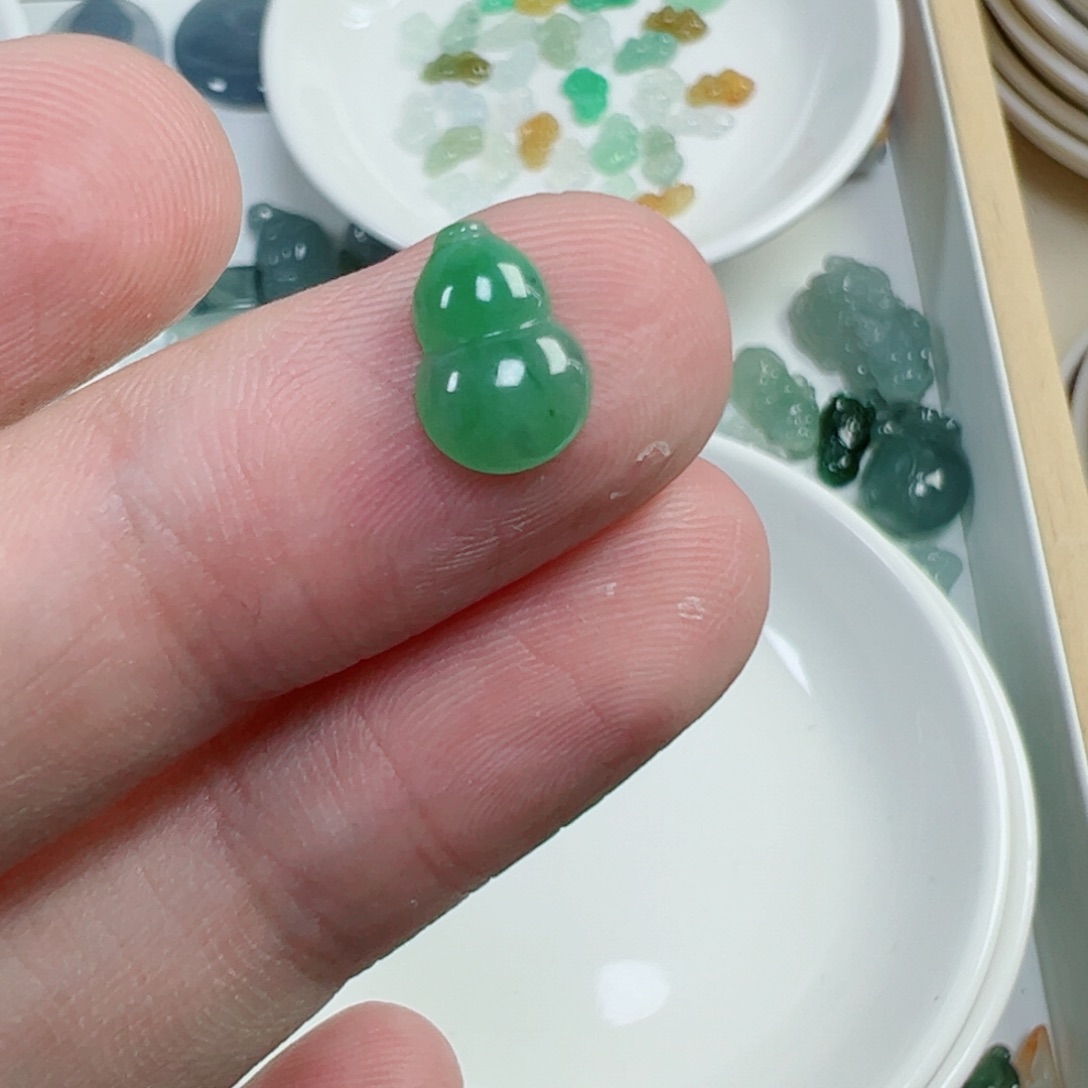 ****恬翡翠散珠翡翠葫芦一个