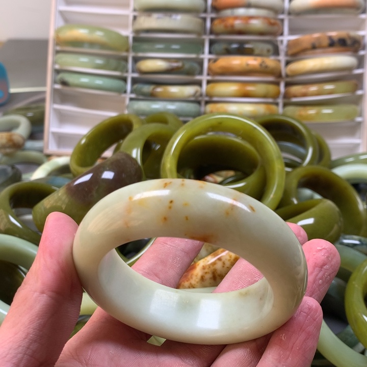 蛇纹石玉手镯未镶嵌T****g