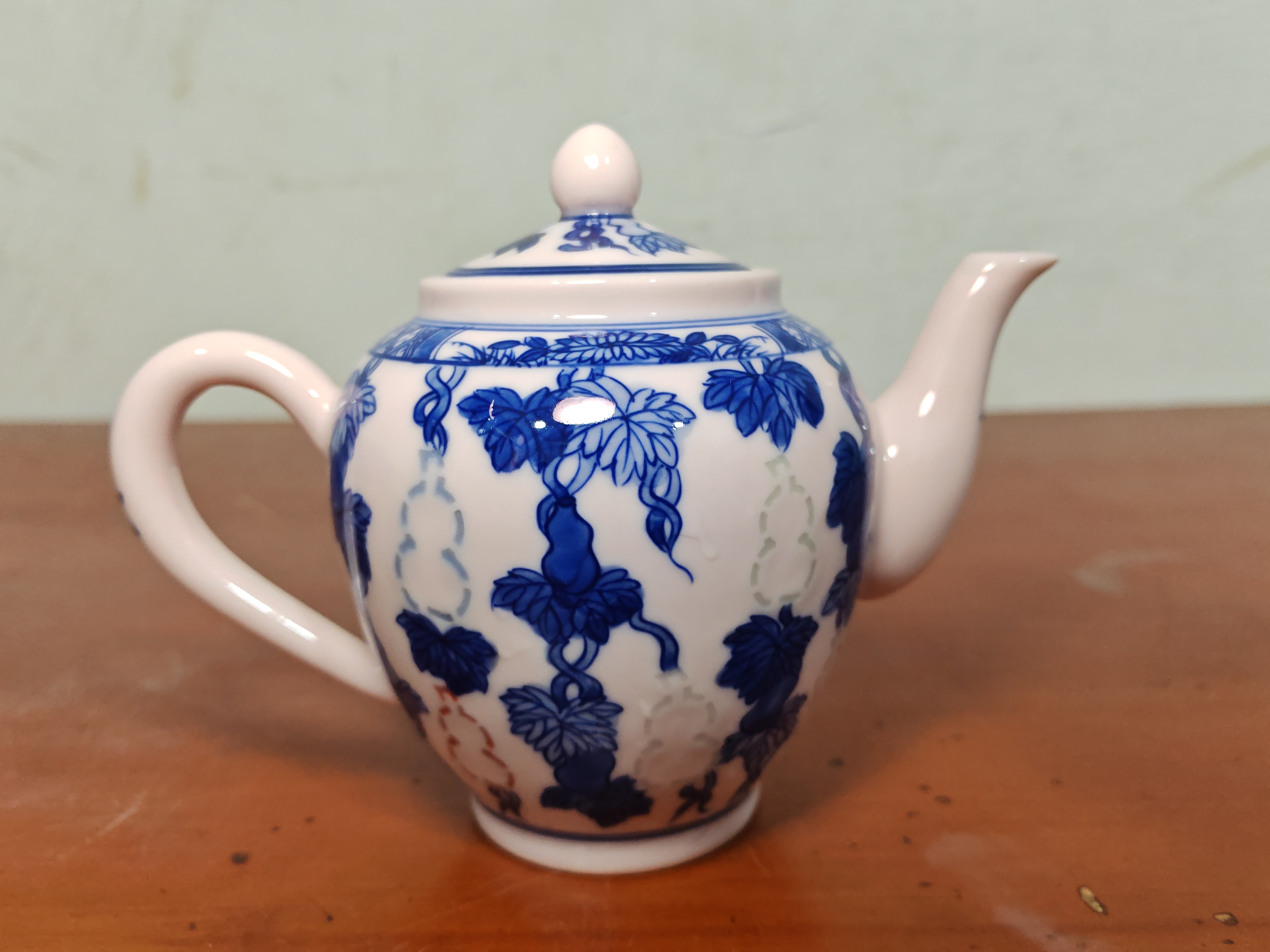 红希希玲珑青花斗彩壶