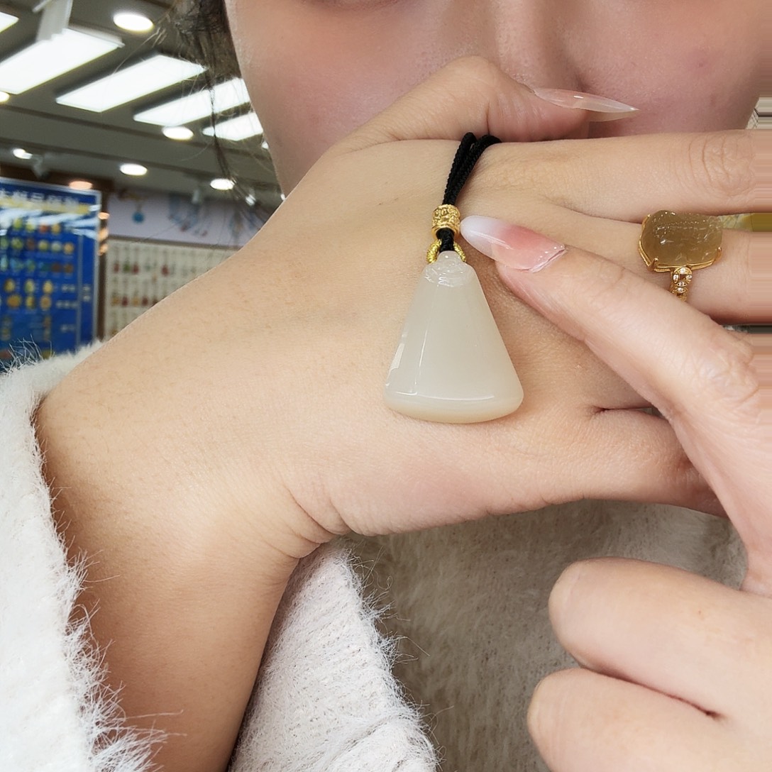 ****宁和田玉18K金镶嵌颈饰