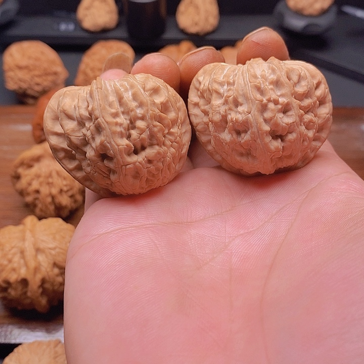 文玩核桃吊坠白狮子天残脚41全品