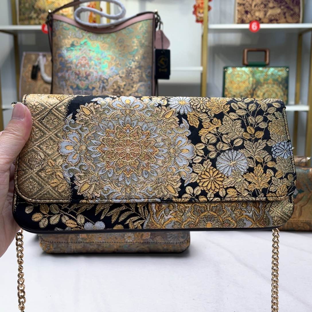 织绣用****2高定风雨中的花朵，倔强又美丽。