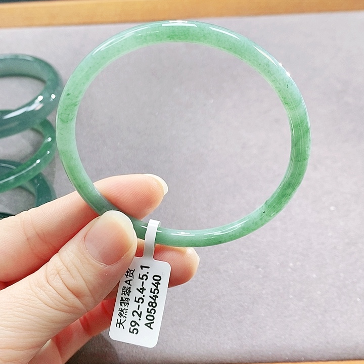 翡翠未镶嵌手镯（圆镯）