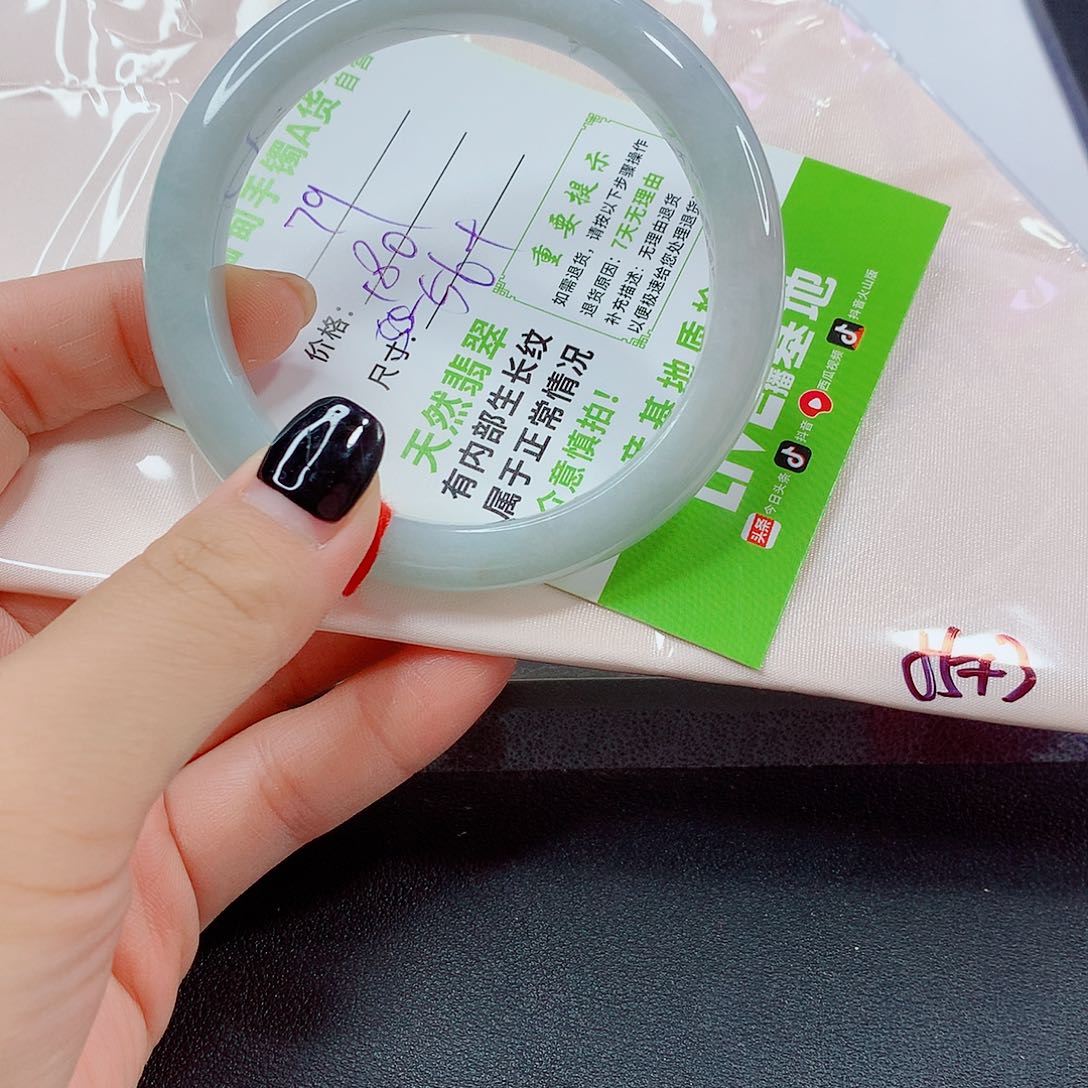翡翠手镯未镶嵌翡翠