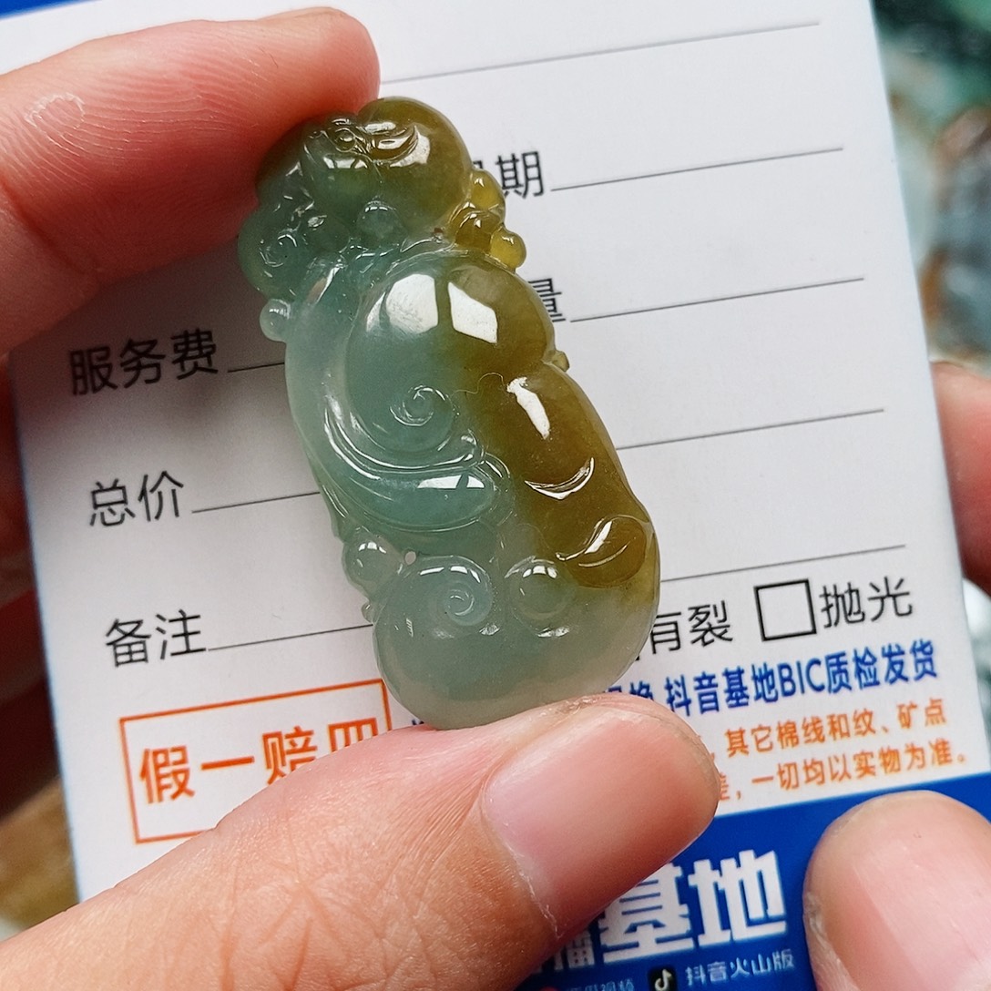 翡翠未镶嵌颈饰如意
