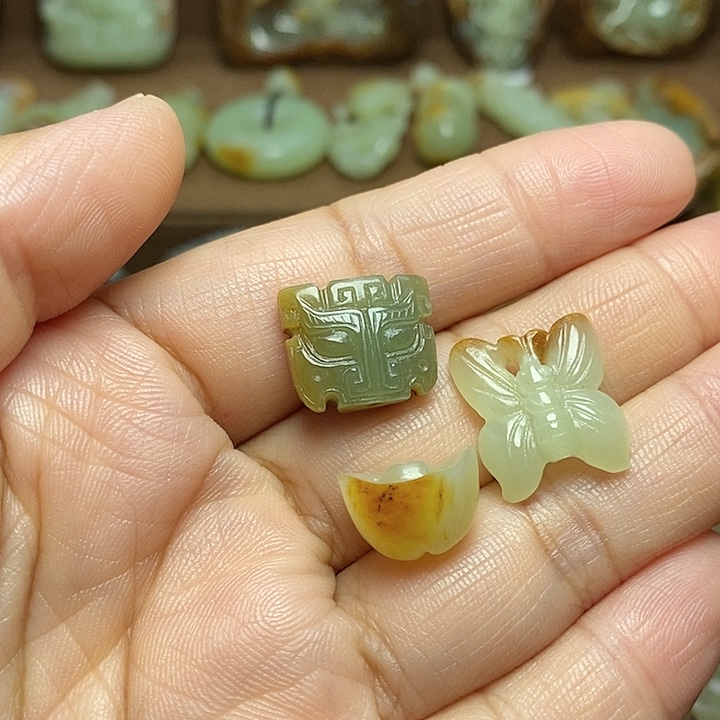 浅***然岫岩河磨玉（透闪石质玉）未镶嵌颈饰