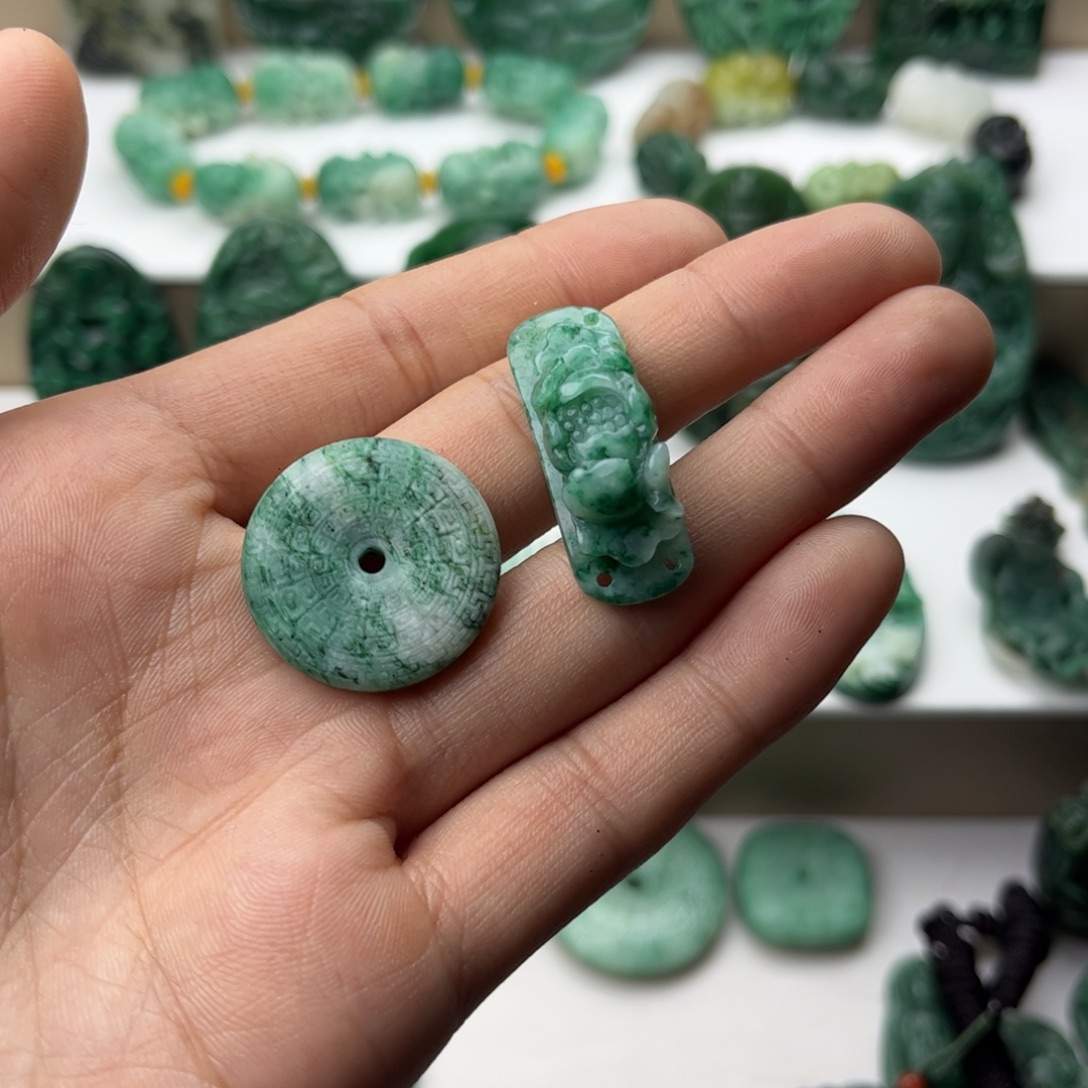 不***样独山玉未镶嵌挂件