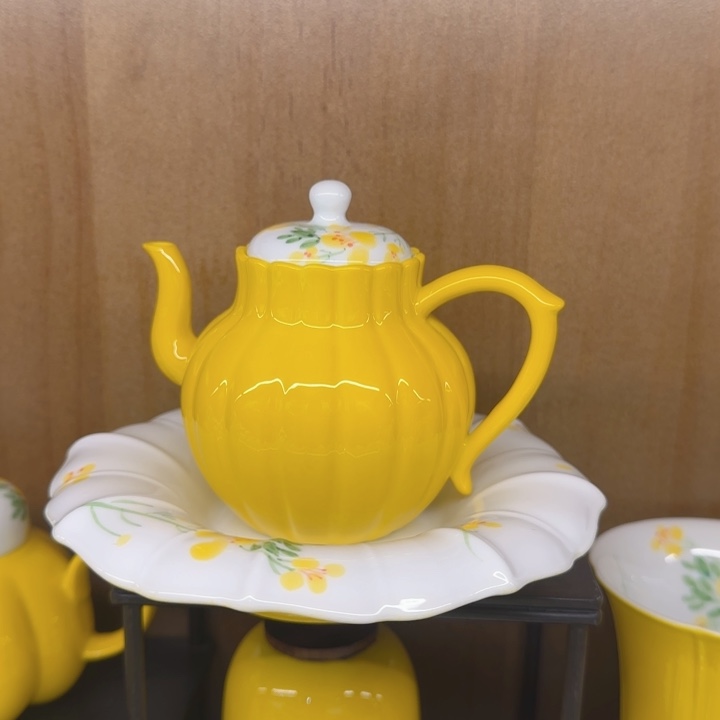 颂***。茶杯里的小猫咪好可怜好