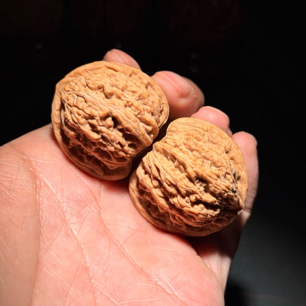 817全品无修三角桩密纹狮子头文玩核桃尺寸:边35肚36高33