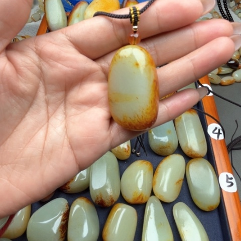 和田玉颈饰未镶嵌