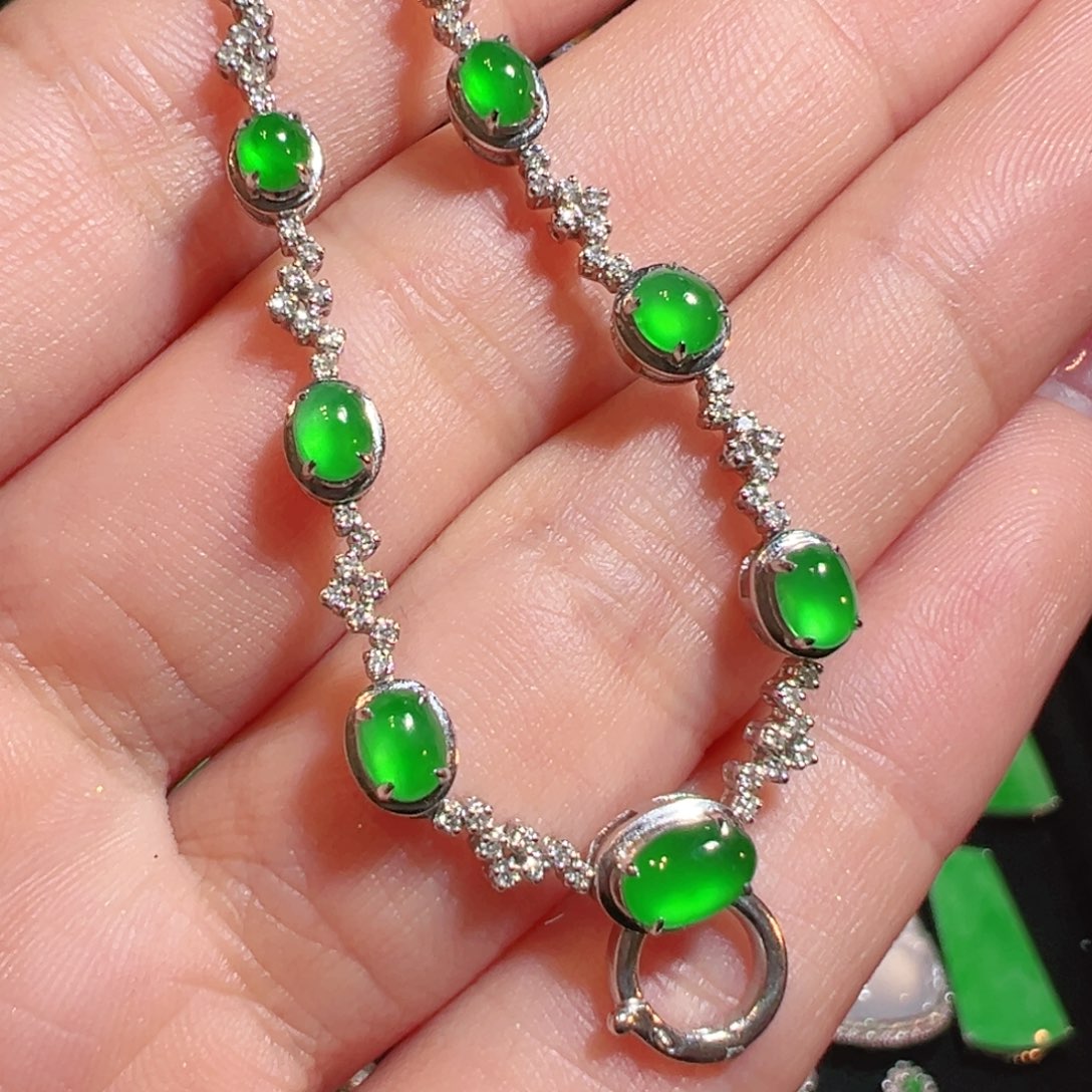 颈饰18K金镶嵌翡翠