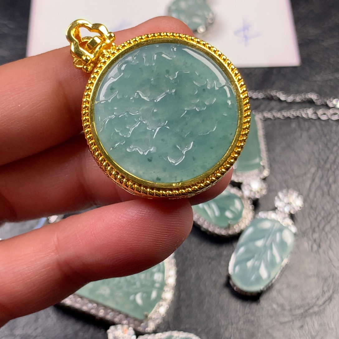 翡翠未镶嵌颈饰圆山水