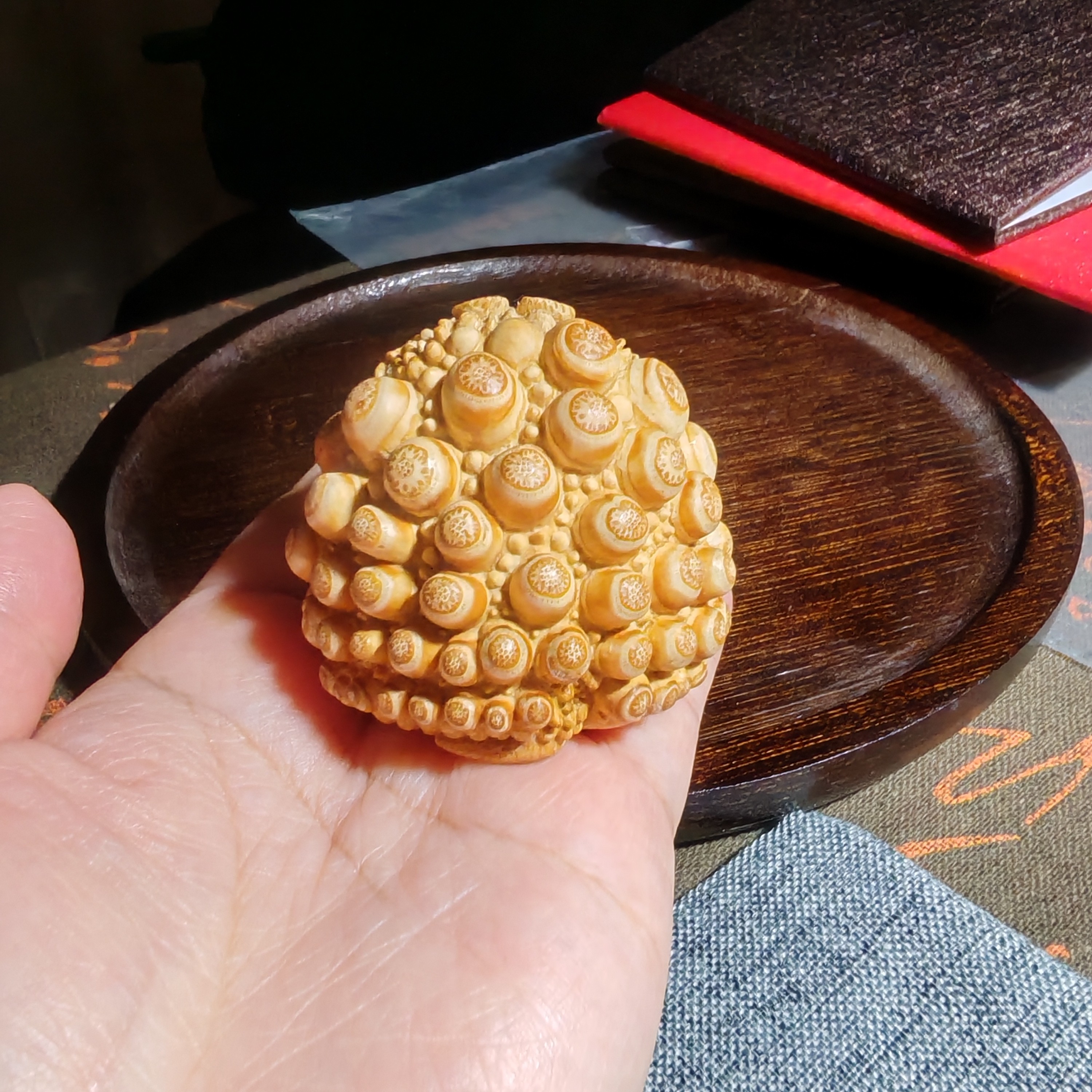 竹根雕精工纯手工萌款近金蟾一枝花