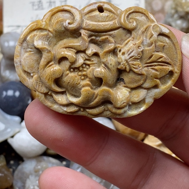 颈饰未镶嵌硅化珊瑚（珊瑚玉）有瑕 