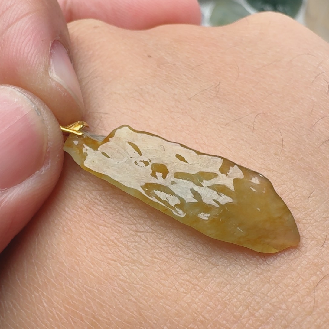 翡翠颈饰18K金镶嵌天然缅甸翡翠A货随形吊坠