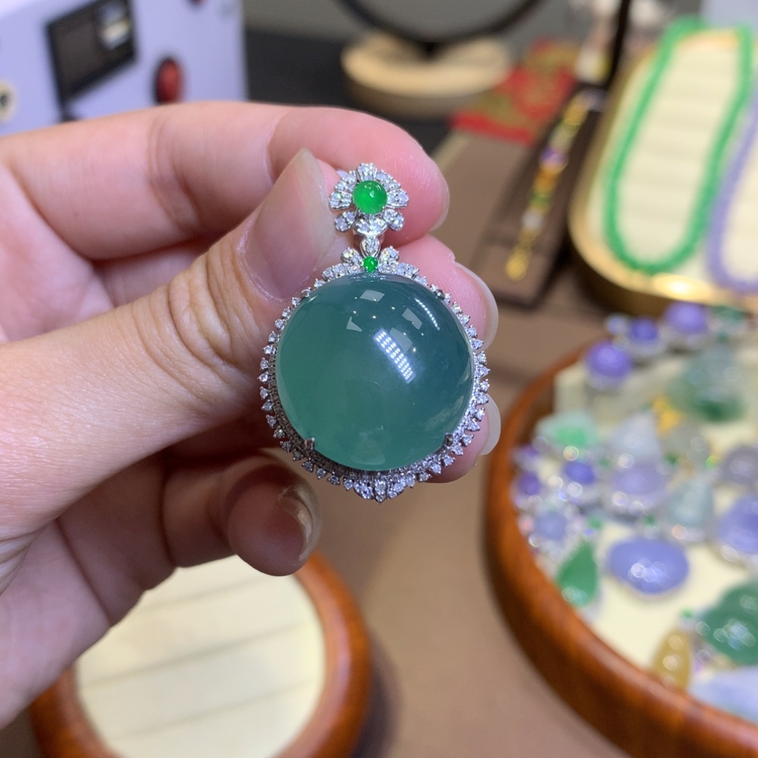 翡翠18K金镶嵌颈饰翡翠