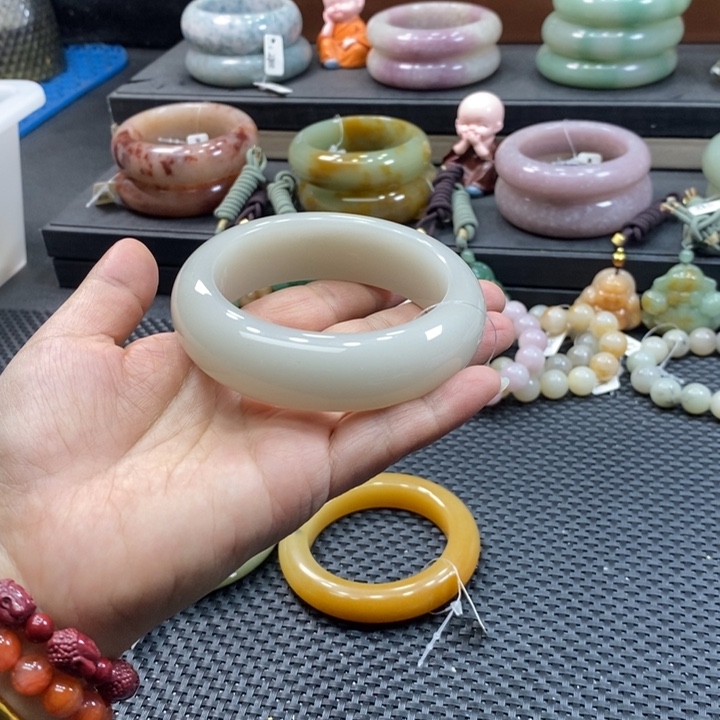 未镶嵌手镯石英岩玉