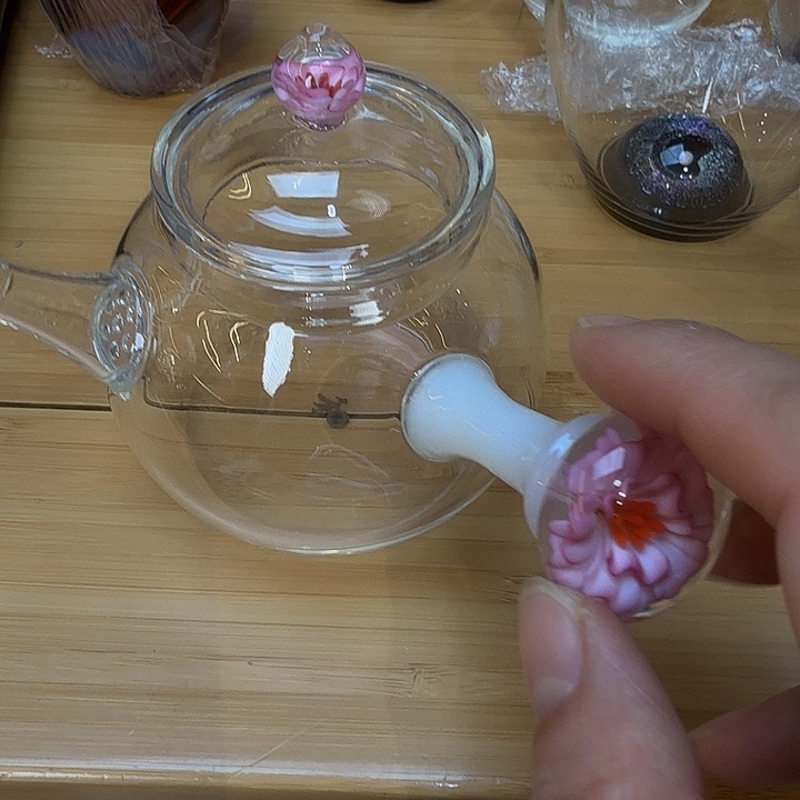 娟***姐唐韵侧把壶。            