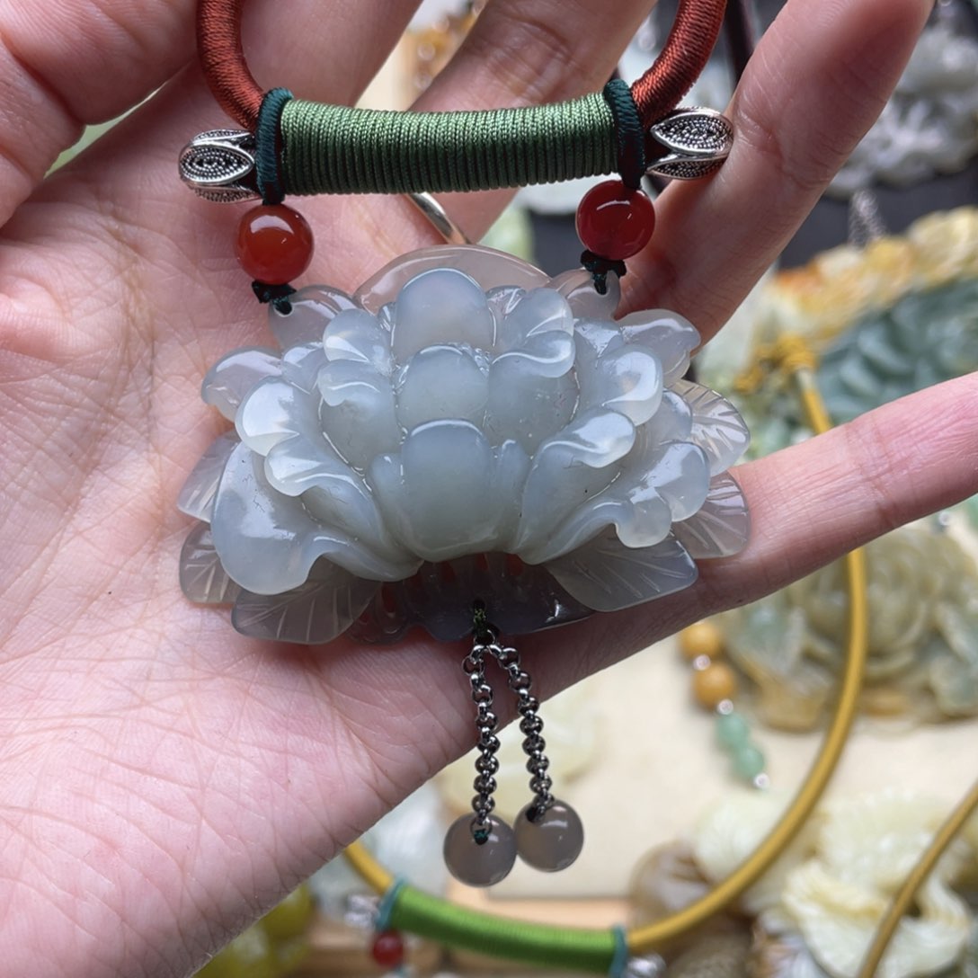 蛇纹石玉颈饰未镶嵌