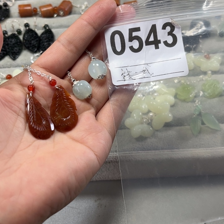 循***行合金蛇纹石玉耳饰