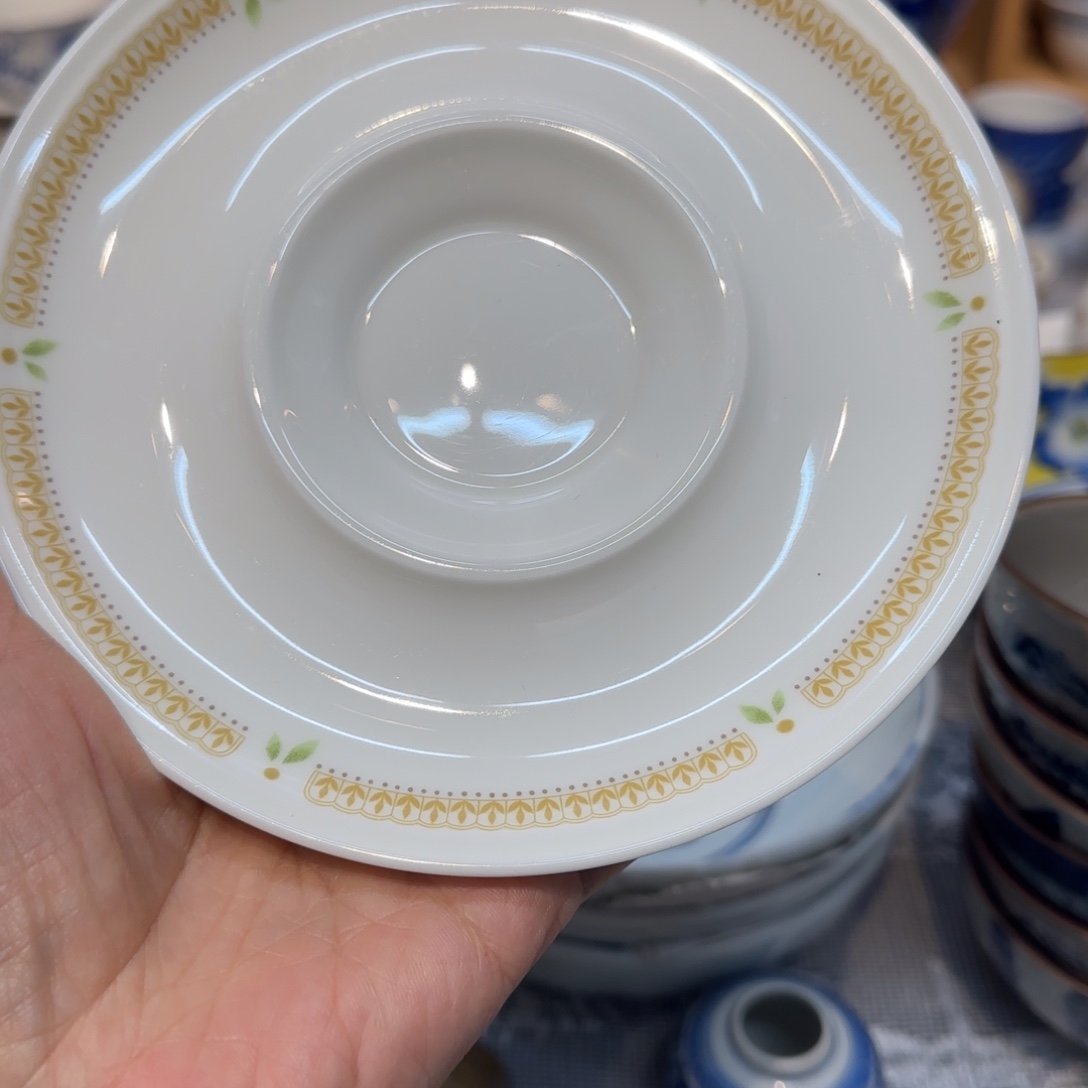 微瑕的咖啡杯里有一个小的