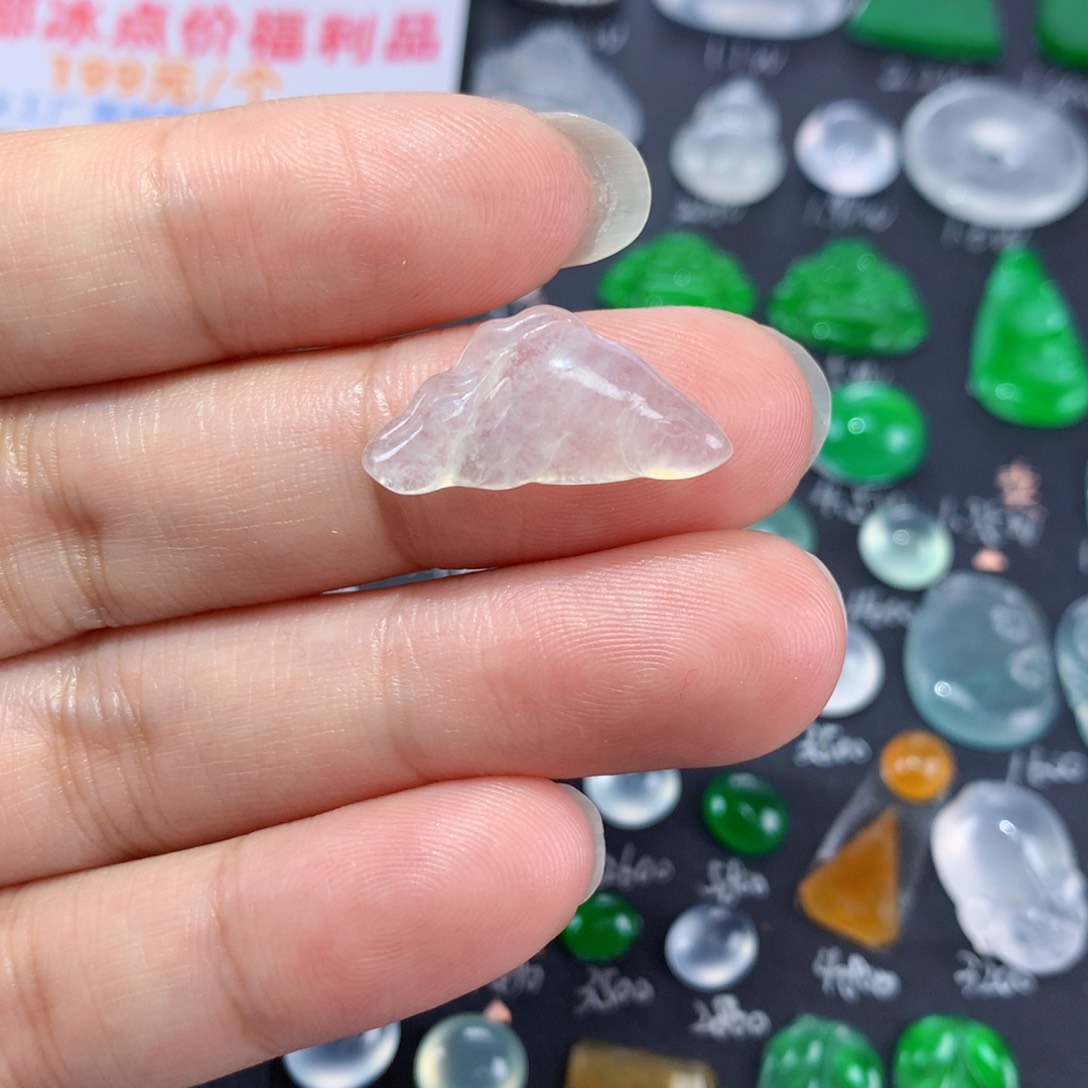 翡翠颈饰未镶嵌天然翡翠高冰鱼