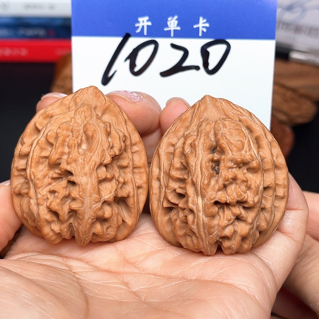 文玩核桃吊坠三羊谷39尺。  