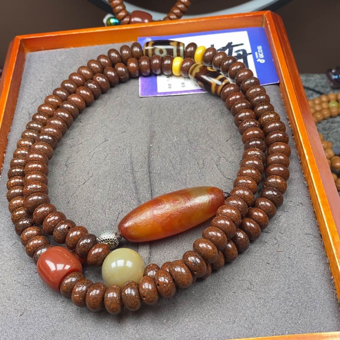 星月菩提吊坠啥**是星月