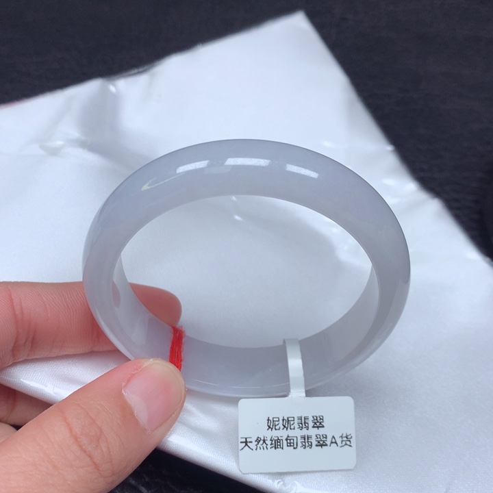 翡翠手镯未镶嵌。