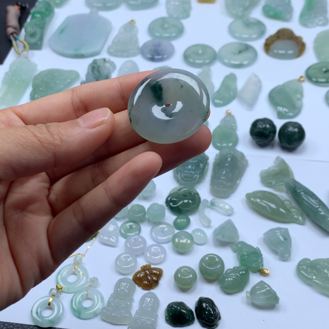 翡翠颈饰未镶嵌平安扣